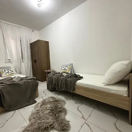 Вілла House, Ana