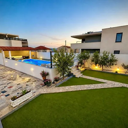 House, Ana