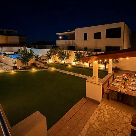 House, Ana