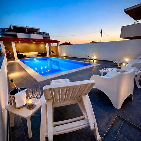 Villa House, Ana *